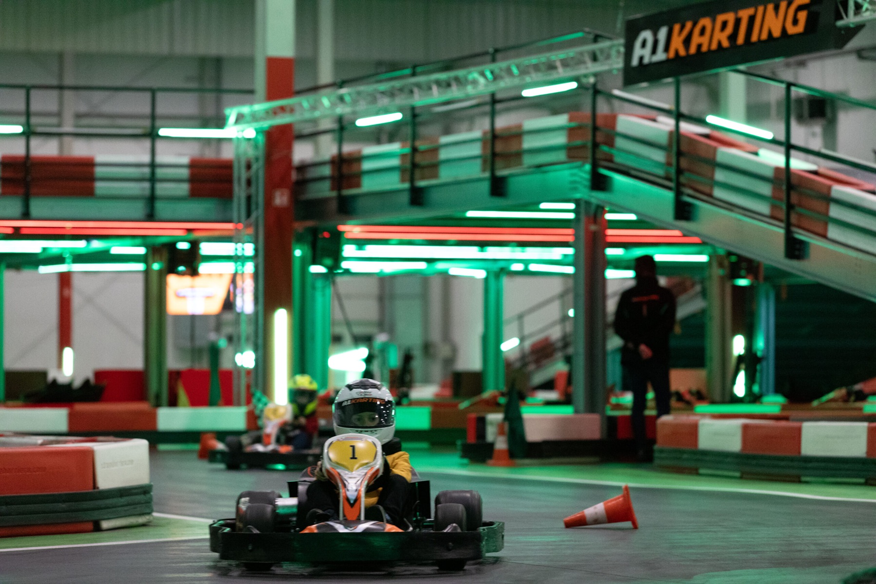Gokart wyścigowy na zakręcie asfaltowego toru A1 Karting na Białołęce