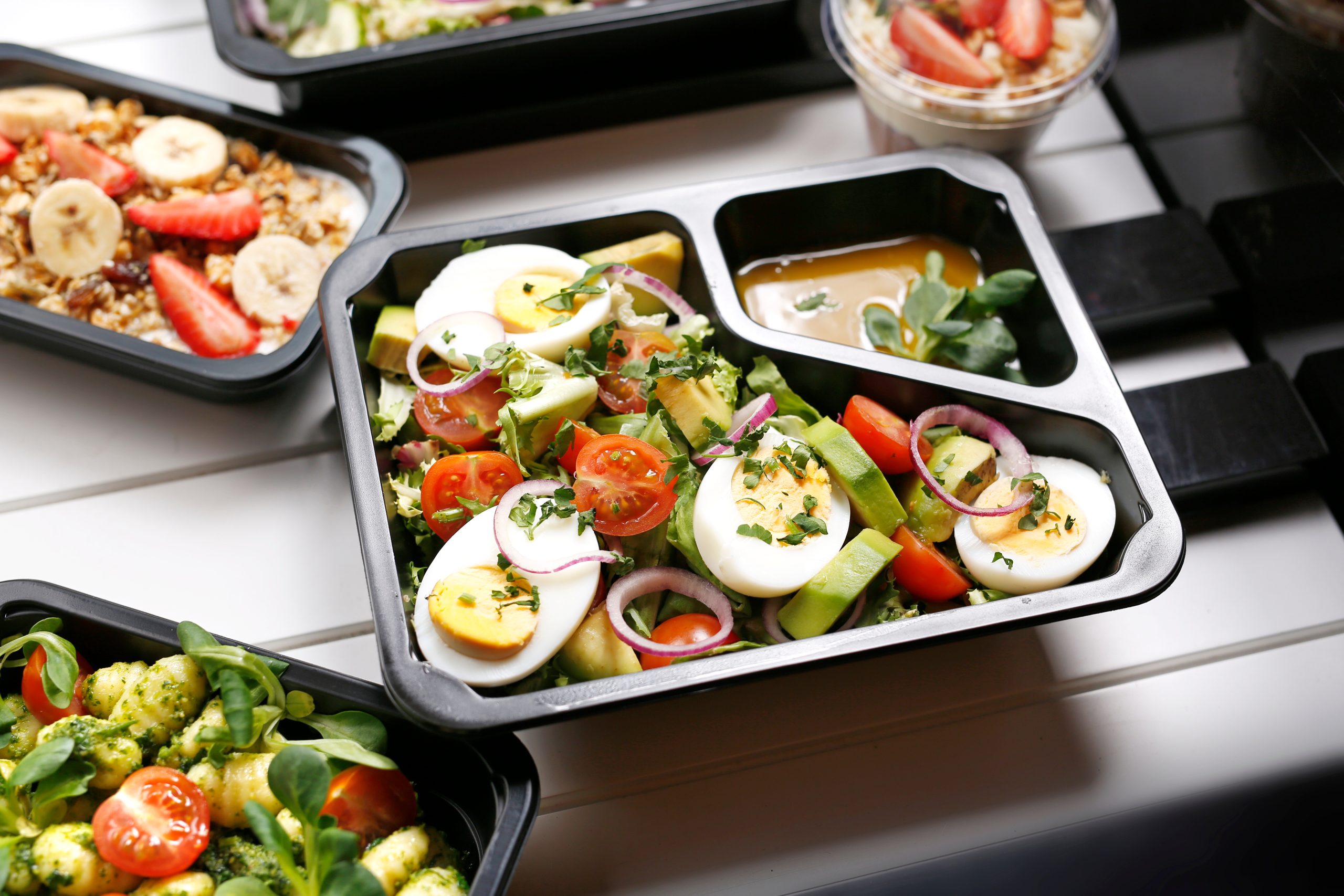 Gotowy lunchbox do pracy z dostawą do domu lub biura - przygotowany przez Zdrowo-Pojedzone - Catering pudełkowy premium