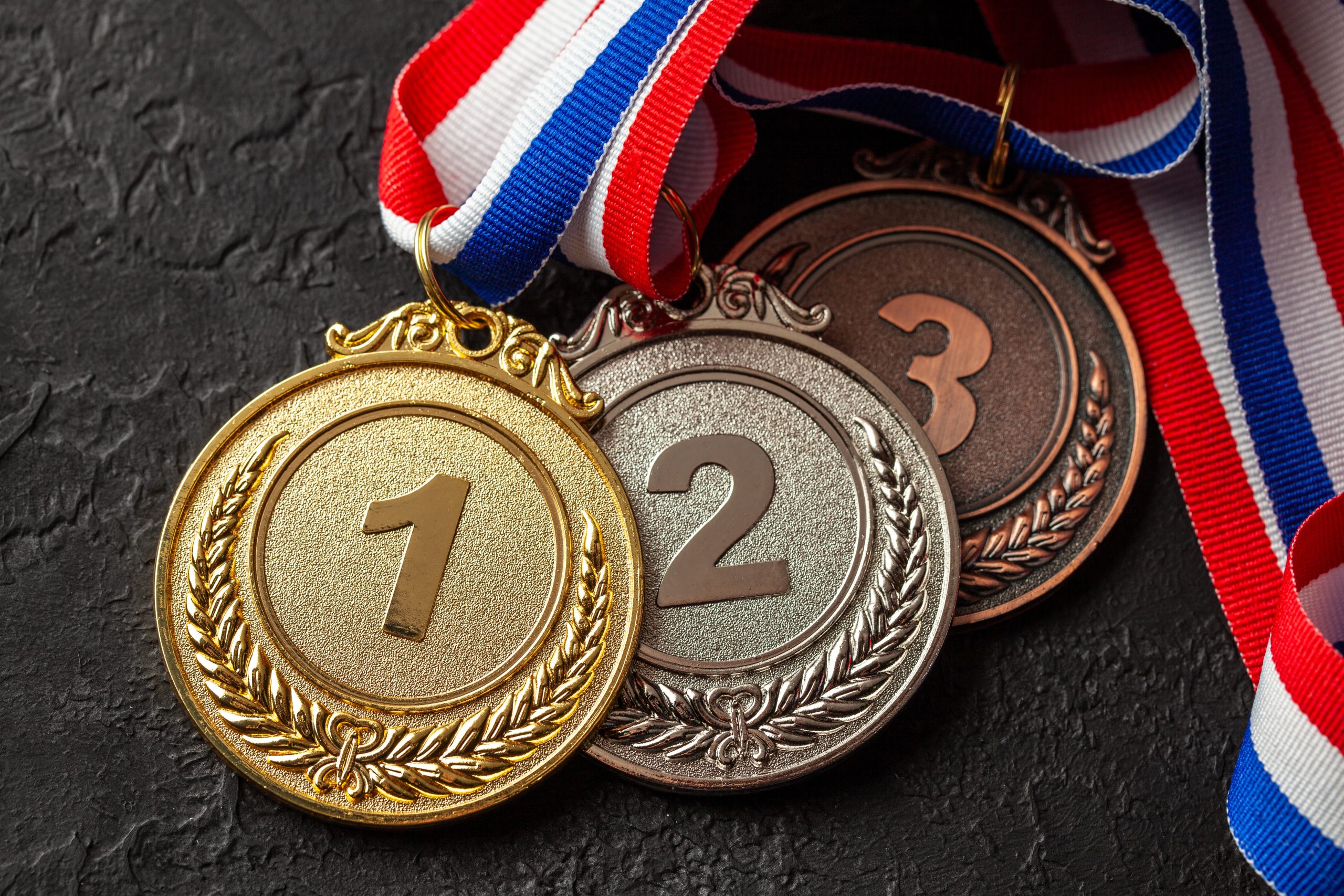 Medale otrzymane po finale Grand Prix gokartów dla grupy znajomych