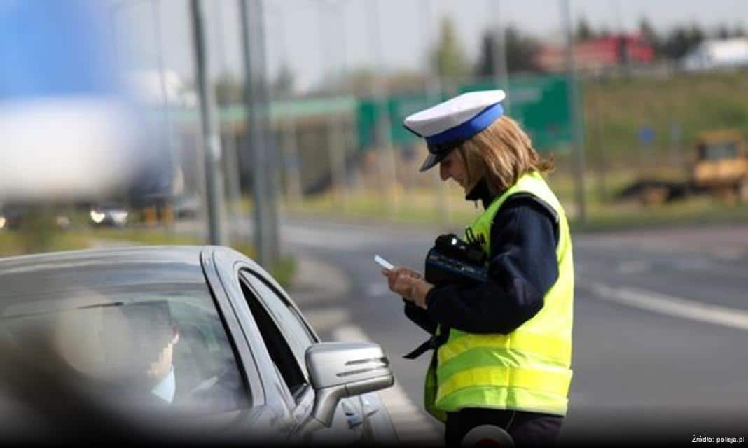 Policjanci Warszawy udzielili pomocy rannej kobiecie na terenie Wilanowa